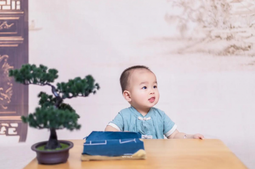 黄石怀孕肚子中间凹两边凸